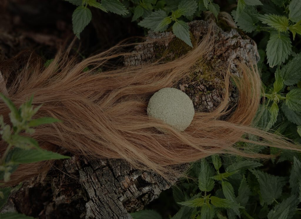 Ekologiczny, naturalny, szampon w kostce z pokrzywą, przeciwłupieżowy, bez SLES, bez SLS, bez sztucznych konserwantów, bez barwników, kosmetyk zero waste.
